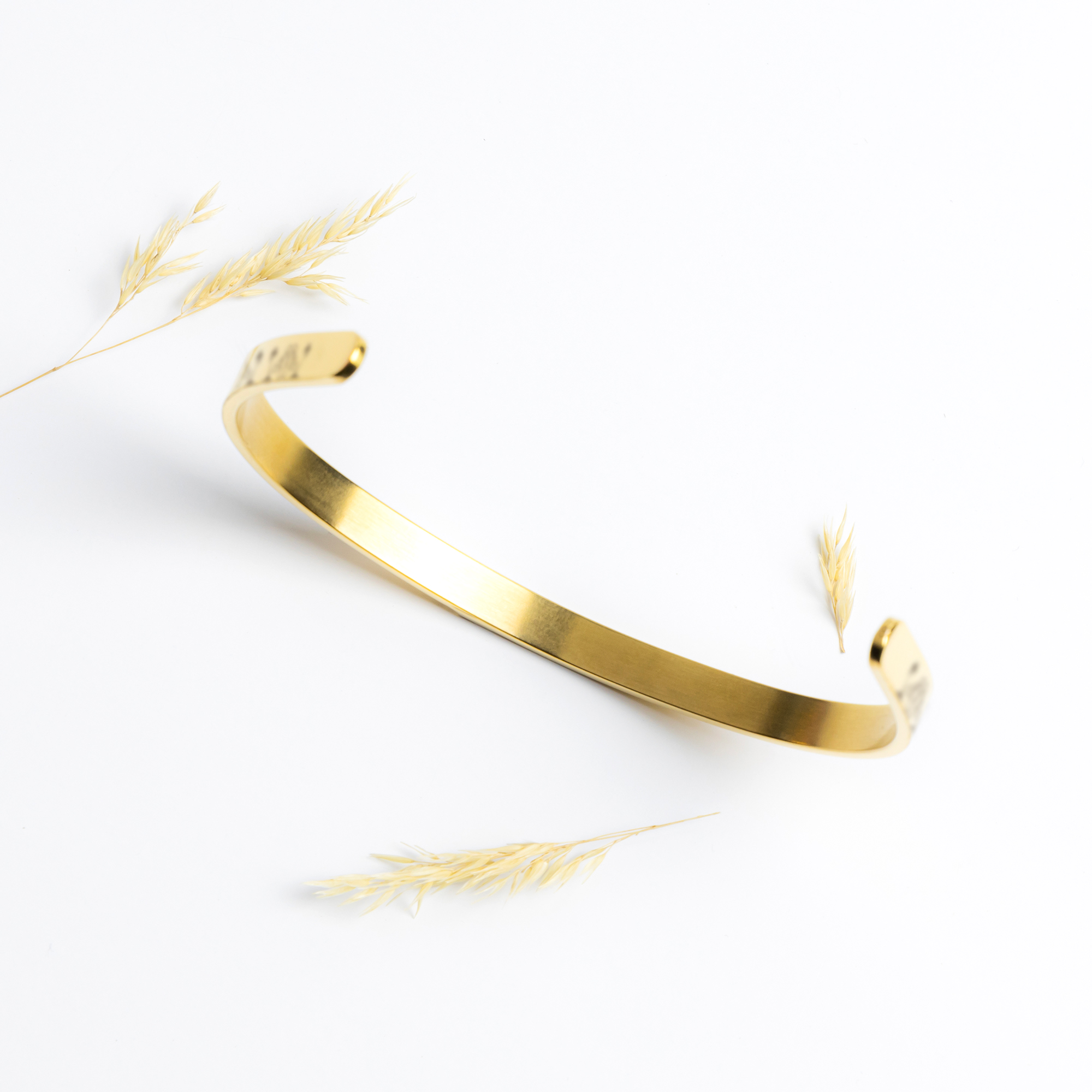 Aloha_Cuff_Bracelet_Gold_Lifestyle_01_Mockup.png_15283998