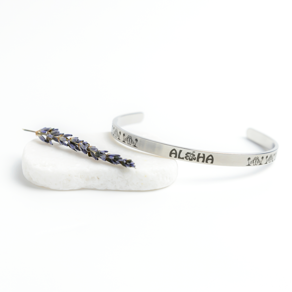 Aloha_Cuff_Bracelet_Silver_Lifestyle_03_Mockup.png_15284001