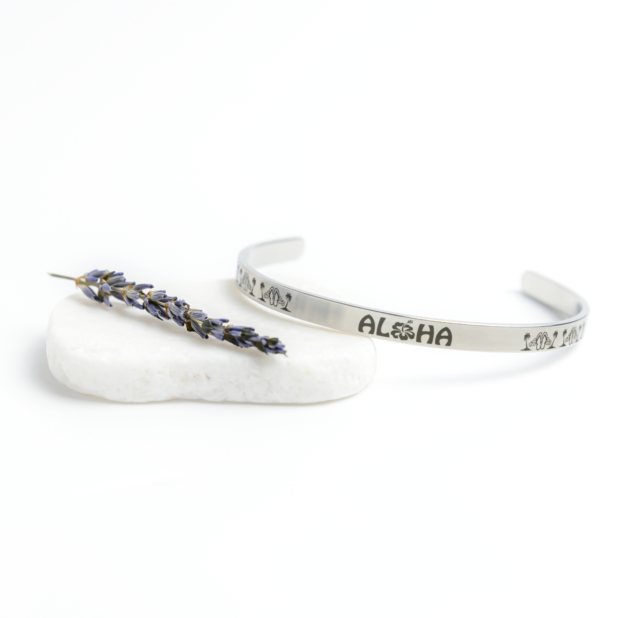 Aloha_Cuff_Bracelet_Silver_Lifestyle_03_Mockup.png_15284001