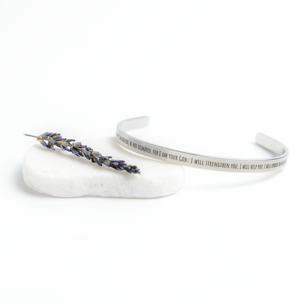 Isaiah_4110_Cuff_Silver_Lifestyle_03_Mockup.png_14706740