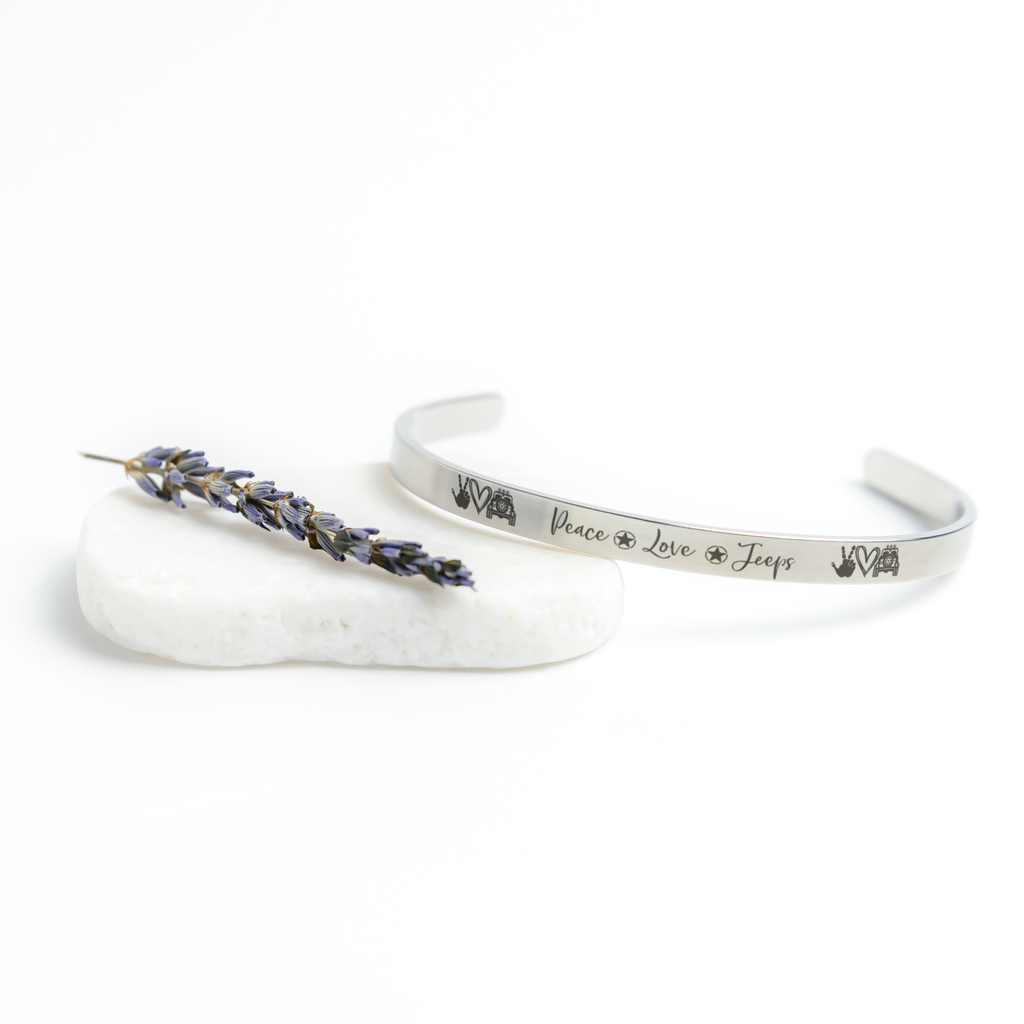 Peace_Love_Jeeps_Cuff_Bracelet_Silver_Lifestyle_03_Mockup.png_15282799