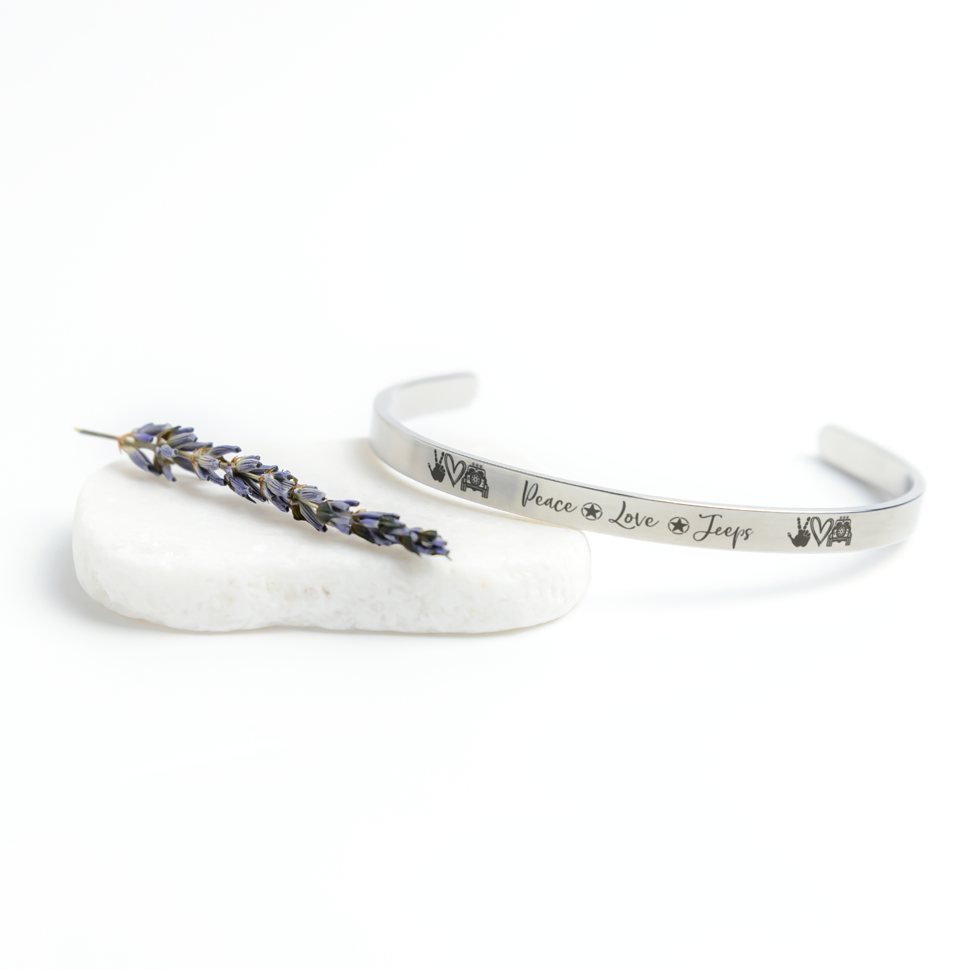 Peace_Love_Jeeps_Cuff_Bracelet_Silver_Lifestyle_03_Mockup.png_15282799