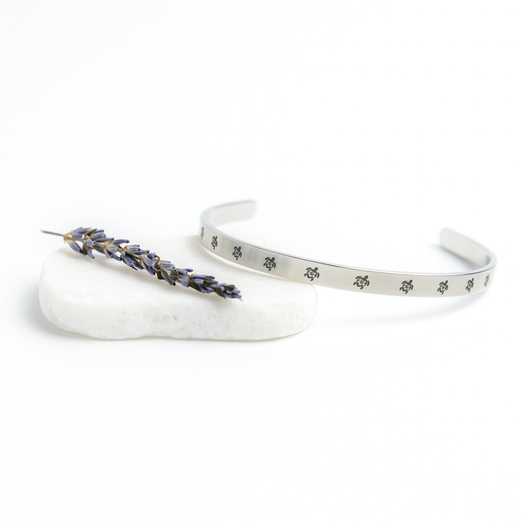 Sea_Turtle_Cuff_Bracelet_Silver_Lifestyle_03_Mockup.png_15284577