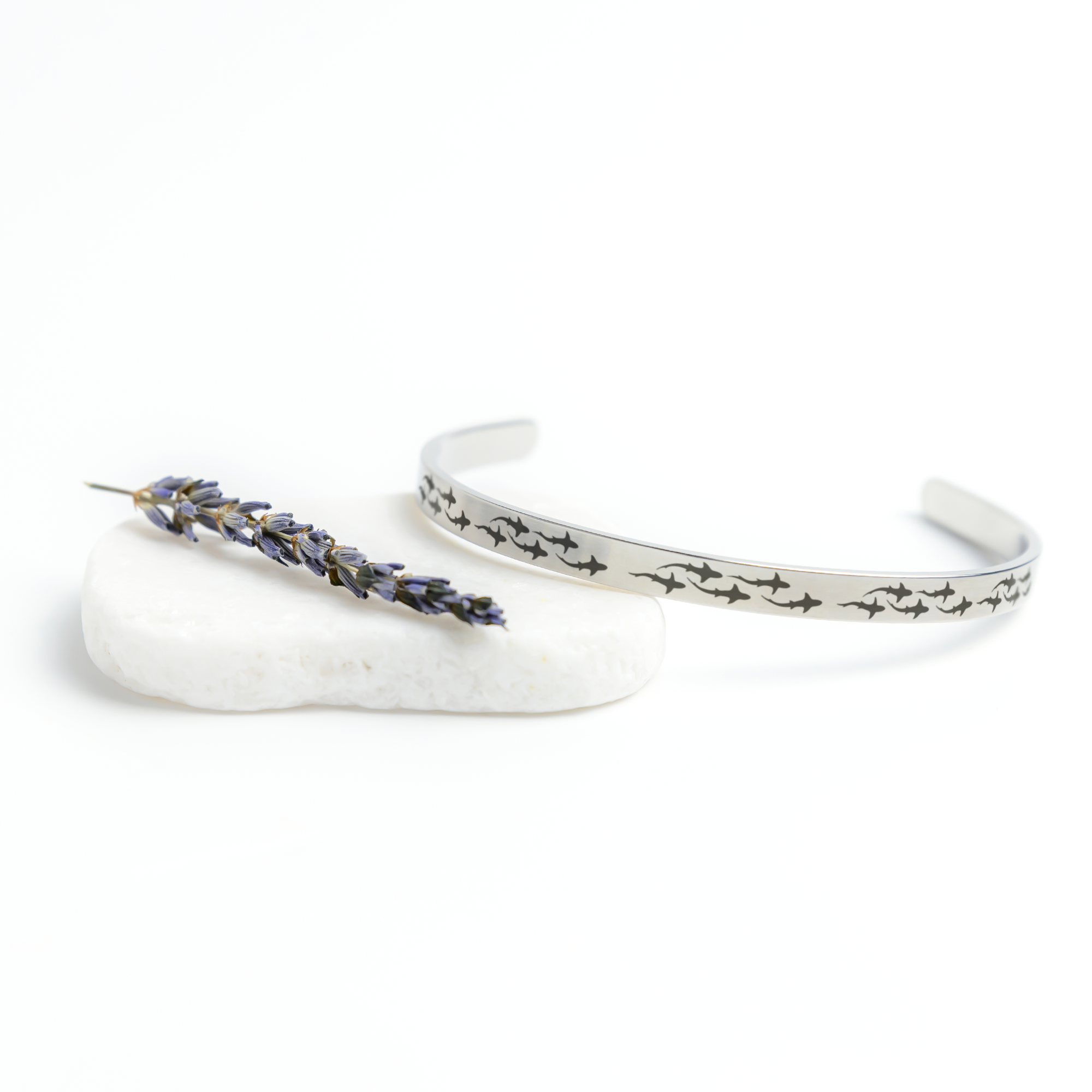 Shark_Cuff_Bracelet_Silver_Lifestyle_03_Mockup.png_15284544