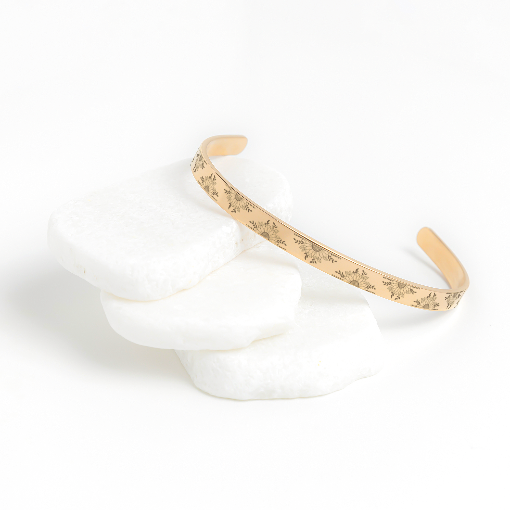 Vintage_Deco_Cuff_Bracelet_Rose_Gold_Lifestyle_02_Mockup.png_15284531