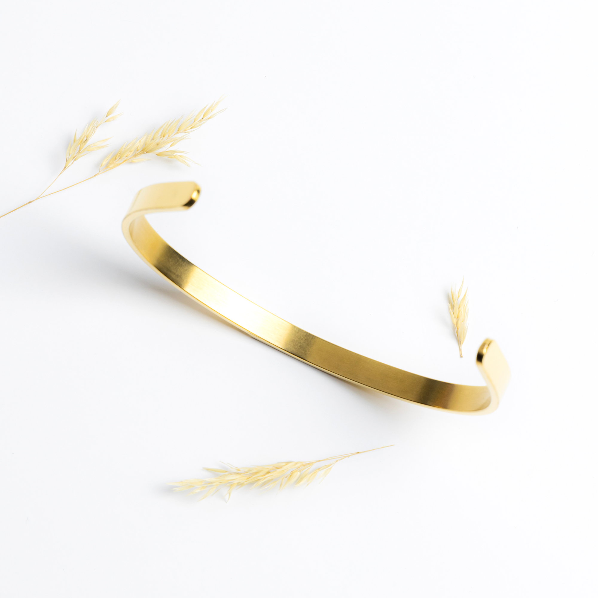 Well_Behaved_Women_Cuff_Bracelet_Gold_Lifestyle_01_Mockup.png_15284563